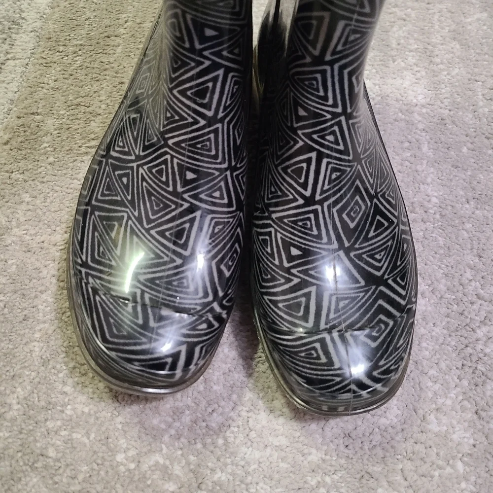 TOMS Black & White Geometric Print Rain Boots